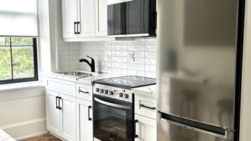 Køleskab, mikrobølgeovn, kaffe-/temaskine