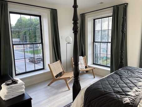 1 bedroom, free WiFi, bed sheets. Modern Suite on the River