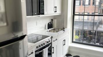 Geladeira, micro-ondas, fogão, cooktop