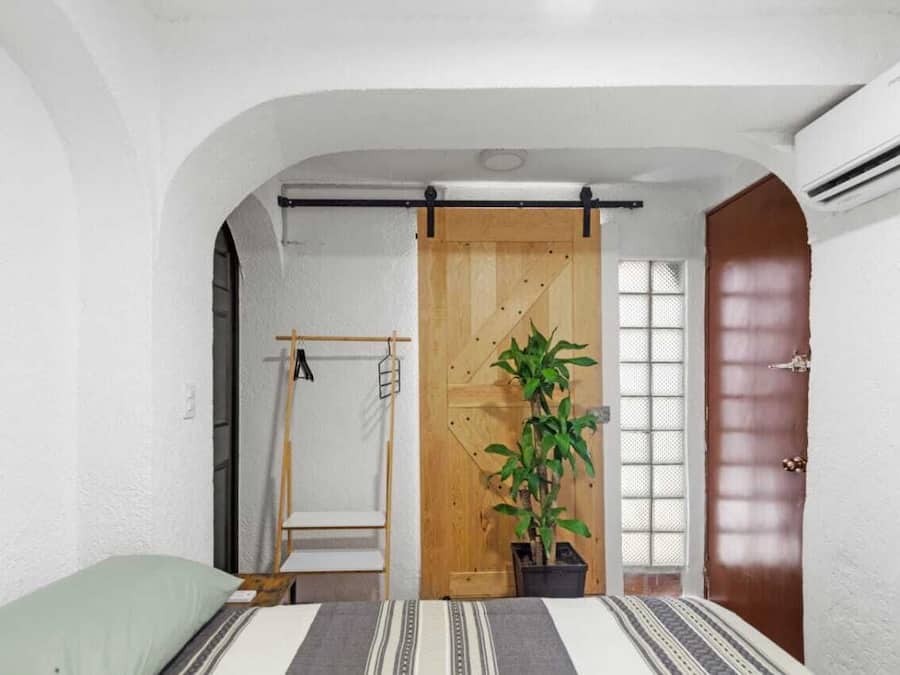 Cofres nos quartos, Wi-Fi de cortesia, roupa de cama