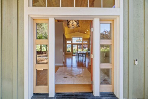 Sprawling Vineyard Estate - Pool, Hot Tub - Stunning Views!