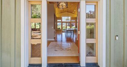 Sprawling Vineyard Estate - Pool, Hot Tub - Stunning Views!