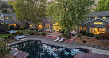 Sprawling Vineyard Estate - Pool, Hot Tub - Stunning Views!