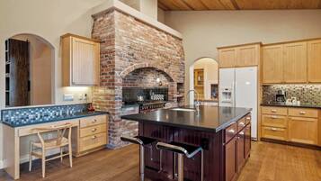 冷蔵庫、電子レンジ、オーブン、コンロ