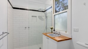 Dusche, Haartrockner, Handtücher
