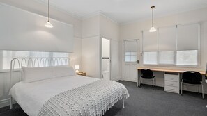 4 bedrooms, desk, travel crib, bed sheets