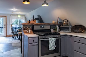 Een koelkast, een magnetron, een oven, een kookplaat