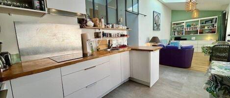 Jääkaappi, mikroaaltouuni, uuni, astianpesukone