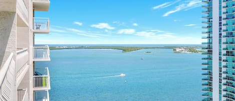 Condo de lujo, vista a la bahía | Vista del balcón