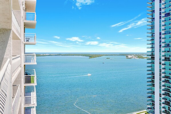 Condo de lujo, vista a la bahía | Vista del balcón