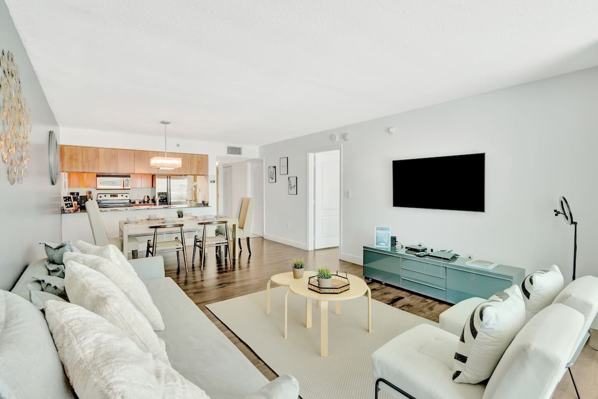 Apartamento de lujo | Zona de estar | Televisión LED de 55 pulgadas con canales digitales, Netflix