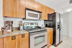 Condo de lujo, vista a la bahía | Cocina privada | Refrigerador con congelador, microondas, horno y parrilla de estufa
