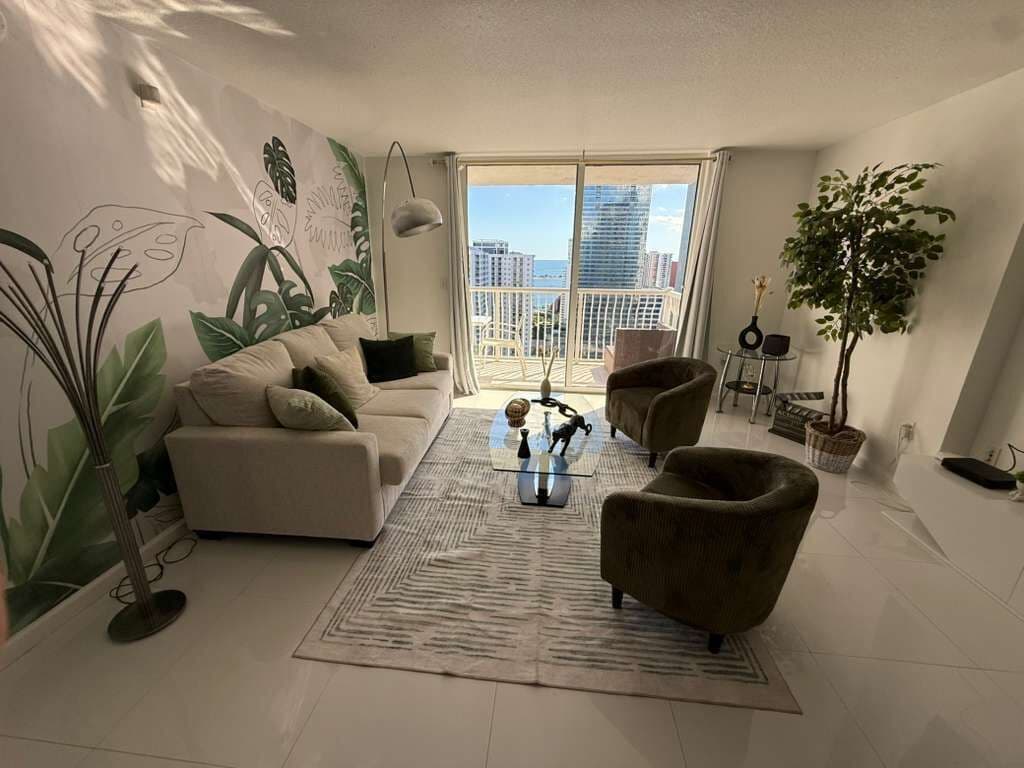 Leilighet – design | Oppholdsområde | En 55-tommers LED-TV med digitale kanaler samt Netflix