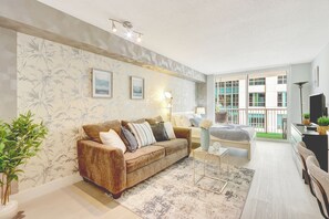 Classic-studio, 1 keskisuuri parisänky ja vuodesohva, parveke | Oleskelualue | LED-televisio, Netflix, suoratoistopalvelut