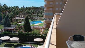 Una piscina al aire libre de temporada