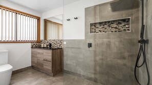 Shower, hair dryer - Daze Away - A quiet corner of a beachy town. (Portarlington)