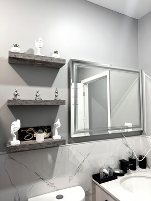 Een douche, een haardroger, handdoeken, zeep