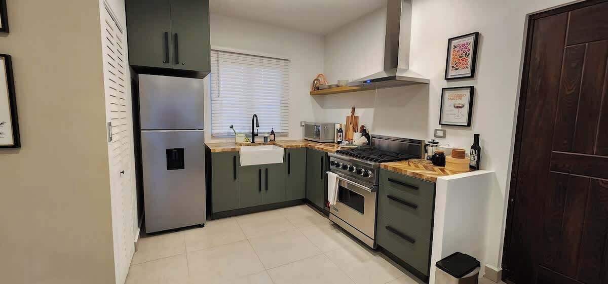 Fridge, microwave, oven, stovetop