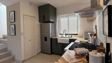 Refrigerador, microondas, horno y parrilla de estufa