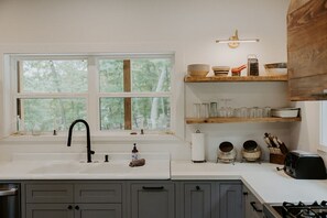 Een koelkast, een microgolfoven, een oven, een kookplaat
