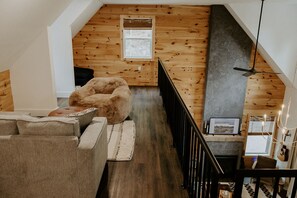 TV connectée, cheminée, livres