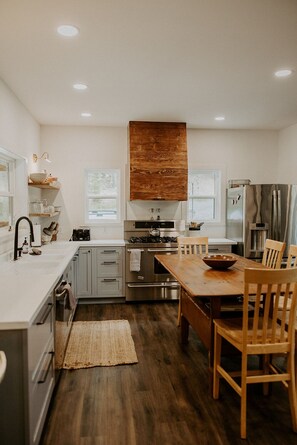 Fridge, microwave, oven, stovetop - The Rusty Lantern! Enjoy peace and quiet in this cozy mountain cabin! Free WiFi (Petersburg)