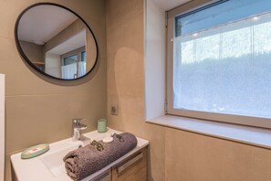 Dusj, hårføner og håndklær