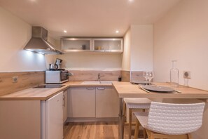 Refrigerador, horno y cafetera y tetera 