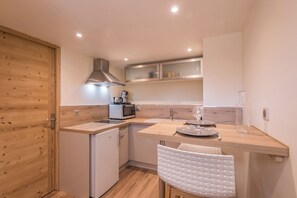 Kjøleskap, ovn og kaffetrakter/tekoker