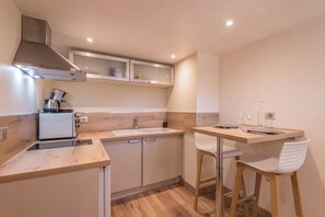 Refrigerador, horno y cafetera y tetera 