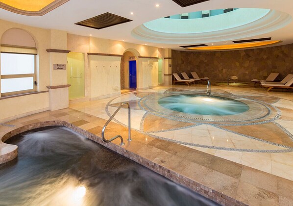 حمّام سباحة خارجي، حمّام سباحة مُدفَّأ