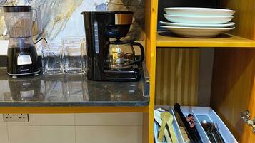 Køleskab, mikrobølgeovn, ovn, kogeplade