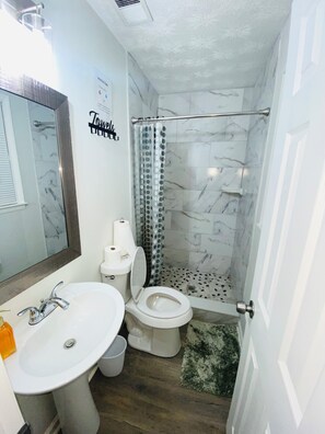 Douche, serviettes fournies, savon, papier toilette