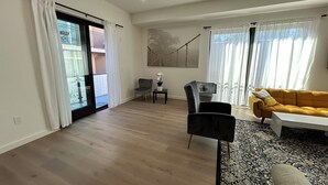 Living area - Brand New  2 br 3 full ba townhouse, sleeps 8, two car garage,  gated complex (Redwood City)