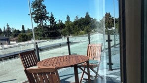 Property grounds - Brand New  2 br 3 full ba townhouse, sleeps 8, two car garage,  gated complex (Redwood City)