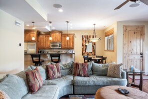 Smart TV, fireplace - Spacious Retreat: Sleeps 7, Minutes to Skiing, Private Hot Tub, Scenic Views, Ultimate Relaxation! (Park City)
