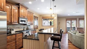 Réfrigérateur, four à micro-ondes, un four, surface de cuisson