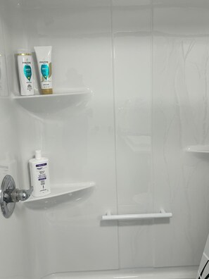 Secadora de cabello, toallas, jabón, shampoo 