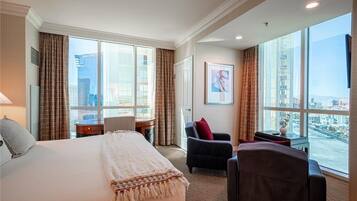 1 Schlafzimmer, Zimmersafe, Schreibtisch, Bügeleisen/Bügelbrett