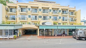 Exterior - Stylish CBD retreat - 8 Il Palazzo (Cairns City)
