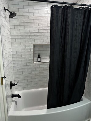 Haartrockner, Handtücher, Seife, Toilettenpapier