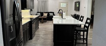 Newly renovated 3-bedroom house, minutes away from Coliseum, Lake & Lakecrest