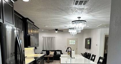 Newly renovated 3-bedroom house, minutes away from Coliseum, Lake & Lakecrest