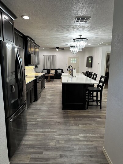 Newly renovated 3-bedroom house, minutes away from Coliseum, Lake & Lakecrest