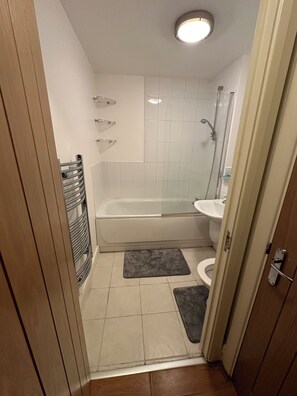 Asciugamani, sapone, shampoo, carta igienica