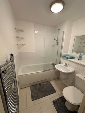 Serviettes fournies, savon, shampoing, papier toilette