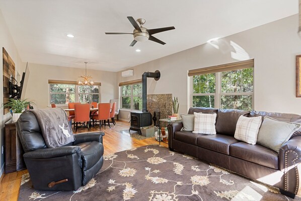 Smart TV, fireplace, DVD player, ping pong