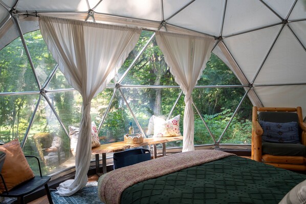 1 bedroom, desk, travel crib, WiFi