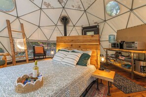 1 bedroom, desk, travel crib, WiFi