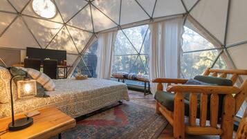 1 bedroom, desk, travel cot, WiFi